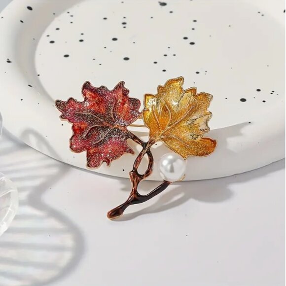 🍏50% OFF/3+...Glittering Maple Leaves Brooch - Picture 1 of 9
